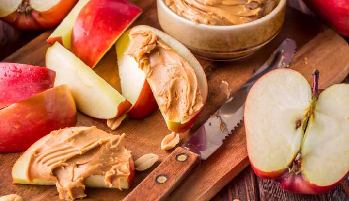 Apakah apel dan selai kacang merupakan camilan sehat?
