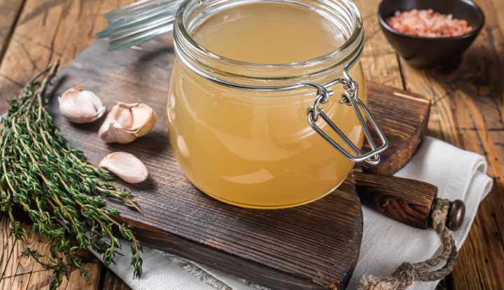 Bone broth: Nutrients, benefits and how to make it