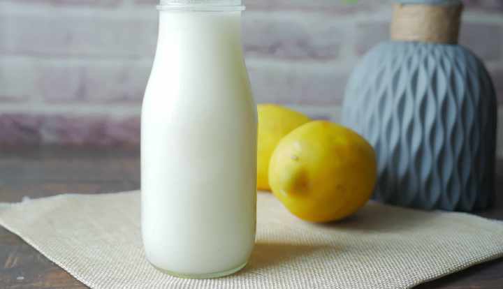 Înlocuitori de lapte bătut: 14 opțiuni lactate, fără lapte și vegane