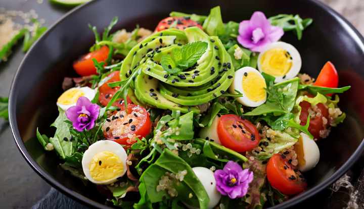 How many calories are in salad? Different types and toppings