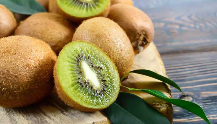Can you eat kiwi skin?
