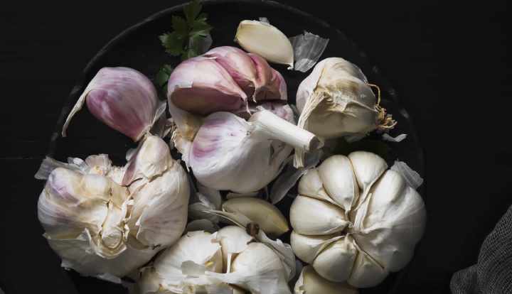 Can you eat raw garlic?