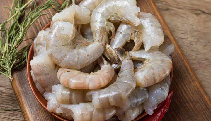 Peux-tu manger des crevettes crues ?