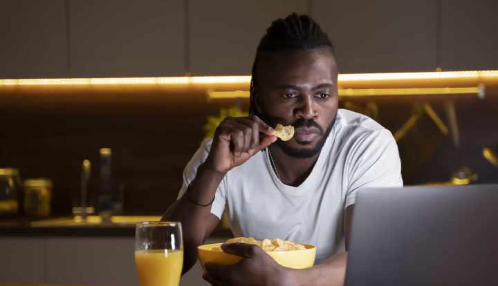 Does eating late at night cause weight gain?