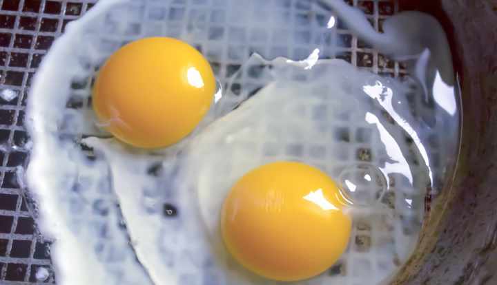 Are whole eggs and egg yolks healthy?