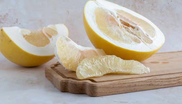 9 health benefits of pomelo (and how to eat it)