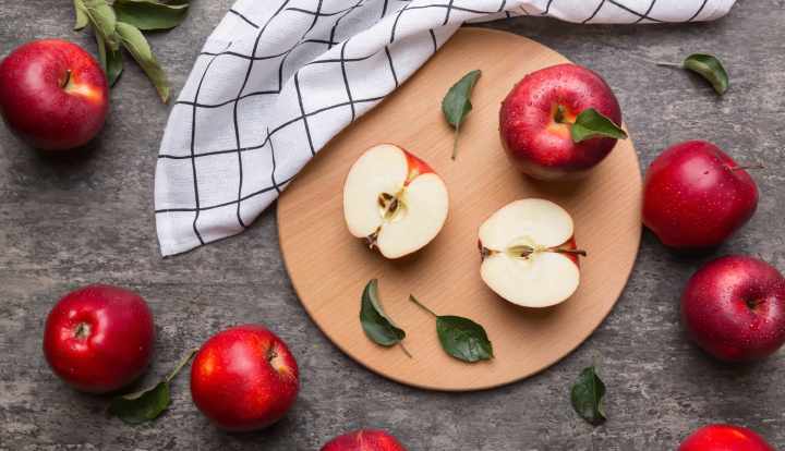 How long do apples last? Signs of spoilage & risks