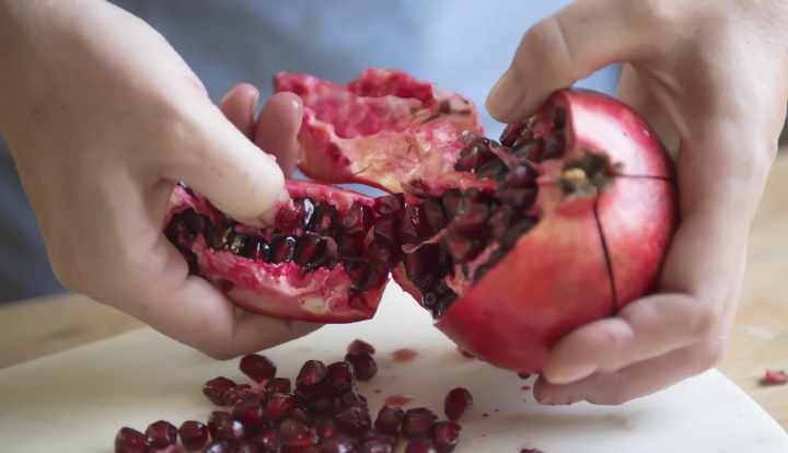 Hoe een granaatappel openen en ontpitten