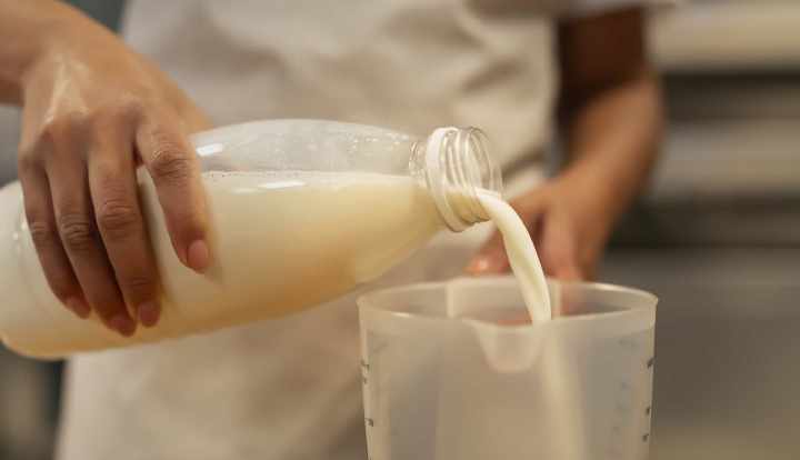 Hvad er fordærvet mælk godt for, og kan man drikke det?