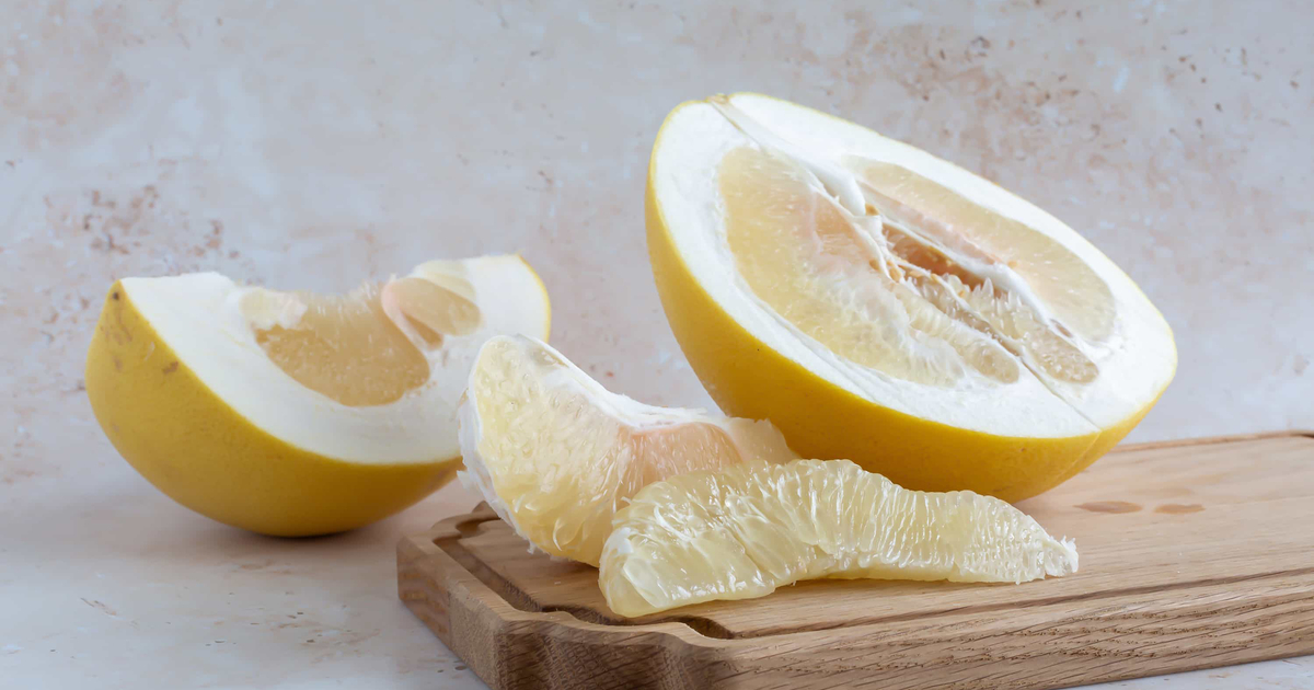 9 health benefits of pomelo (and how to eat it)