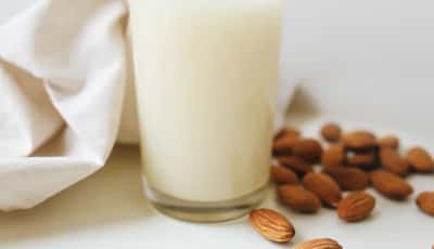 9 imponerende sundhedsmæssige fordele ved mandelmælk