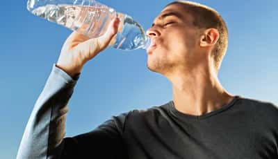 12 yksinkertaista tapaa juoda enemmän vettä
