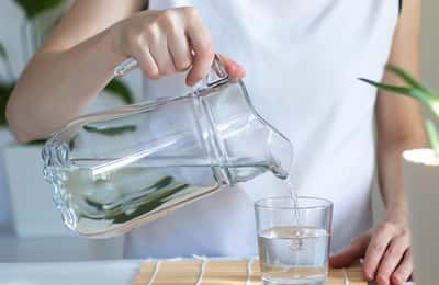 1日3リットルの水を飲むべきか？健康への影響と効果