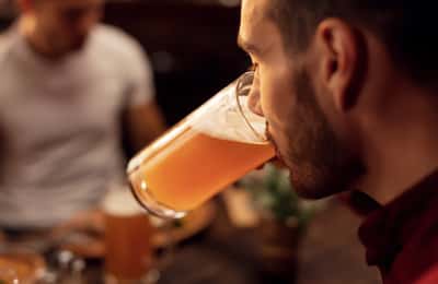CBDとアルコールを混ぜるとどうなるか？安全性と影響を徹底解説