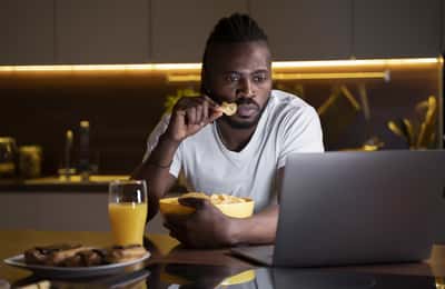 's Nachts eten: Invloed op gewichtstoename en gezondheid