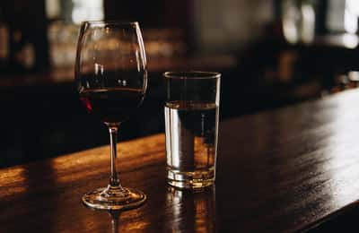 GLP-1 in alkohol: Ali je varno piti?