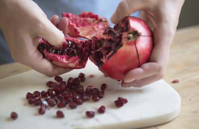 Hoe een granaatappel openen en ontpitten