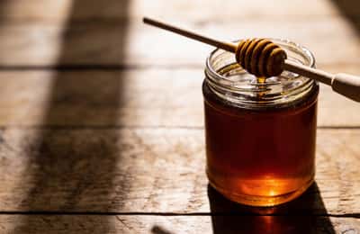 Miel de Manuka : Bienfaits, utilisations et ce que dit la science
