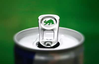 Red Bull проти кави: порівняння кофеїну та поживних речовин