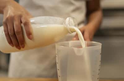 À quoi sert le lait avarié et peux-tu le boire ?