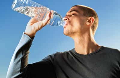 Mënyrat për të pirë më shumë ujë