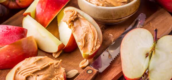 Apakah apel dan selai kacang merupakan camilan sehat?