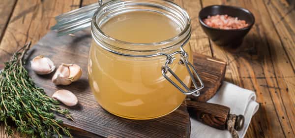 Bone broth: Nutrients, benefits and how to make it