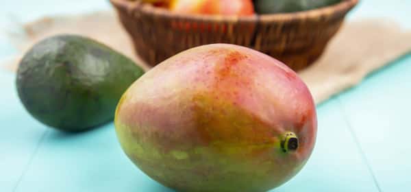 Peux-tu manger la peau de la mangue ?