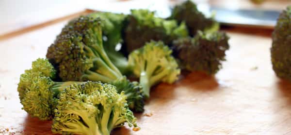 Můžete jíst syrovou brokolici?