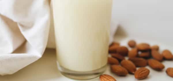 Beneficiile pentru sănătate ale laptelui de migdale