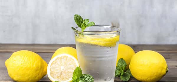 Benefícios à saúde da água de limão