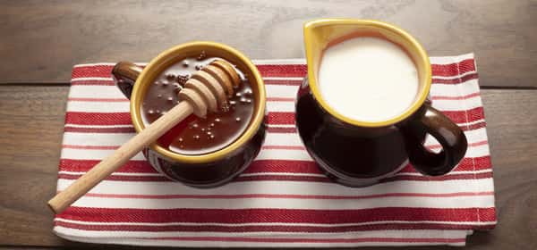 É benéfico misturar mel e leite?
