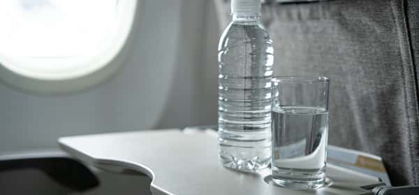 飛行機での水分補給：機内の空気、水分、血栓
