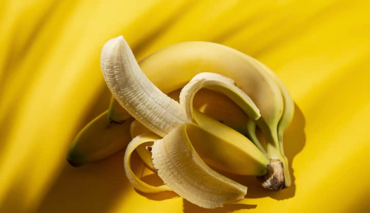 does-eating-a-banana-before-bed-help-you-sleep