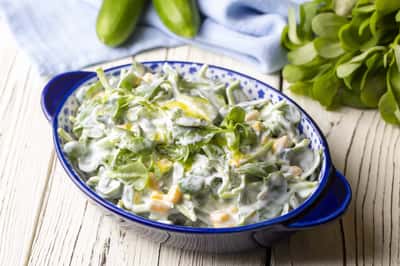Purslane salat med yoghurt i en skål på en træbaggrund